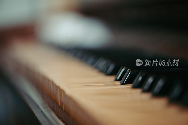 钢琴键。古董。