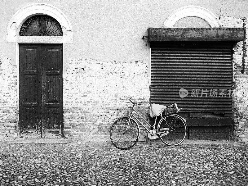 辆旧自行车。黑色和白色