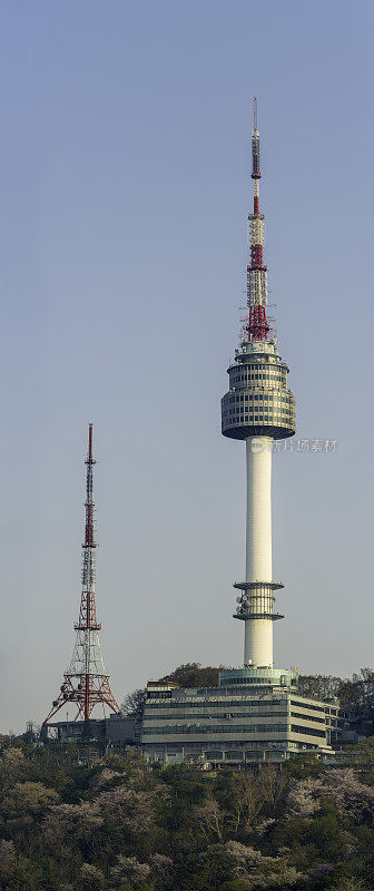 韩国南山山顶的北汉城塔通信天线塔