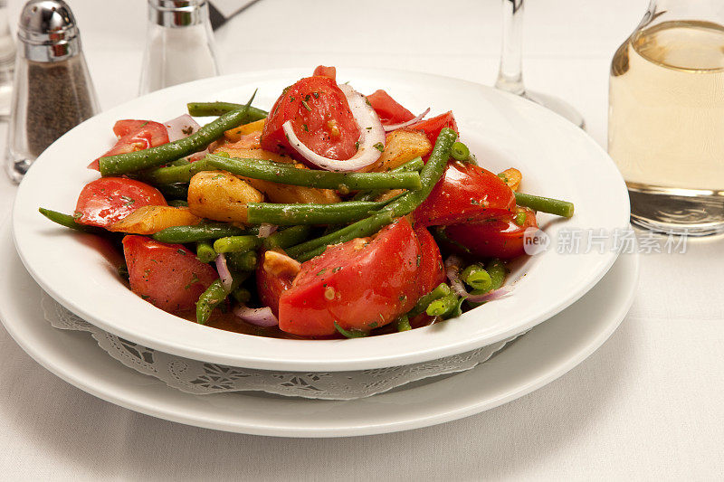 番茄沙拉，菜豆，洋葱，土豆，放在餐厅的桌子上