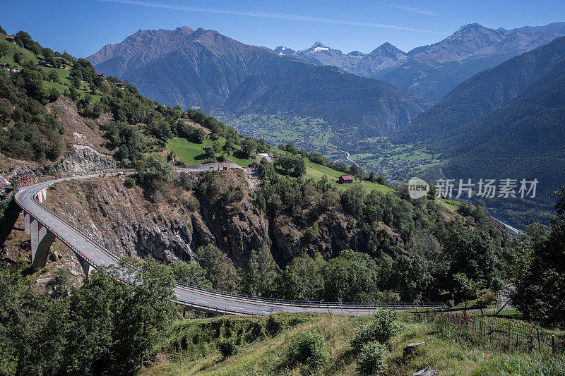 穿越瑞士阿尔卑斯山的阿尔卑斯公路