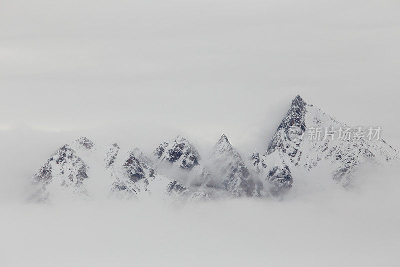 北极斯瓦尔巴特群岛的山景