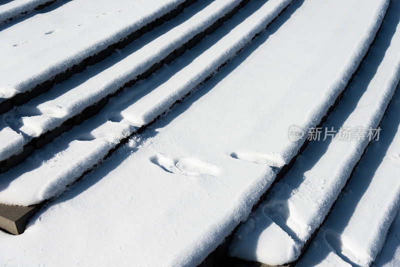 雪地上的一组脚印