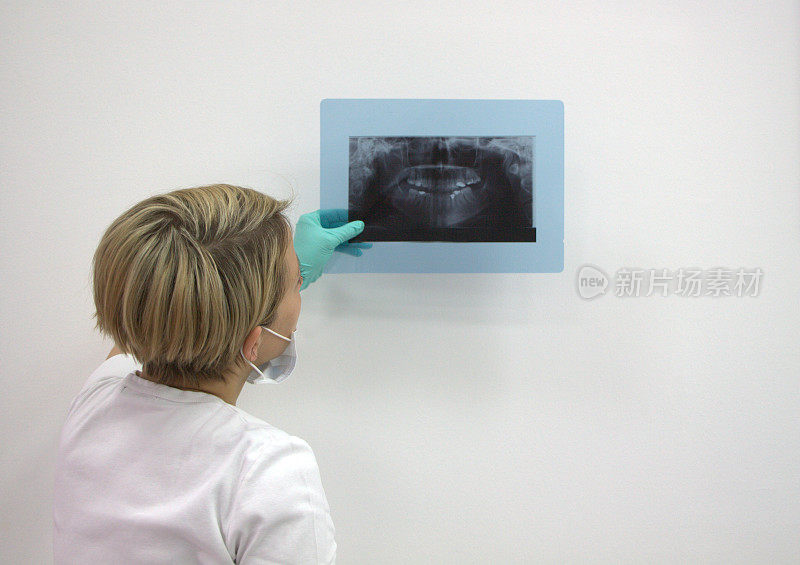 牙医看病人的矫形图