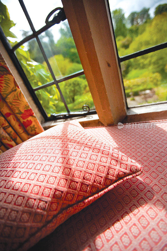 枕头放在石头竖框窗台上