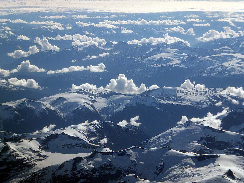 雪山和冰川的鸟瞰图