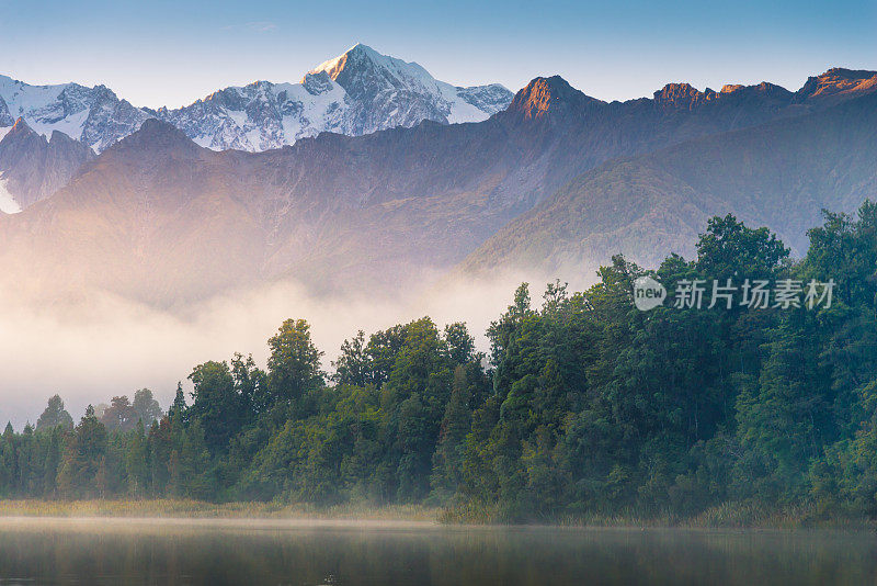 新西兰马锡森湖的库克山