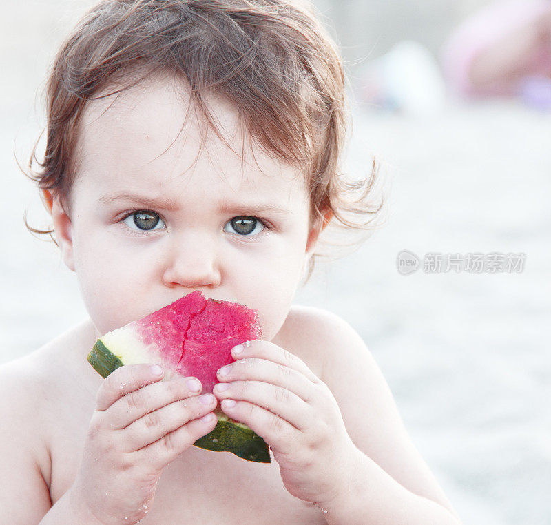 小女孩吃西瓜的特写
