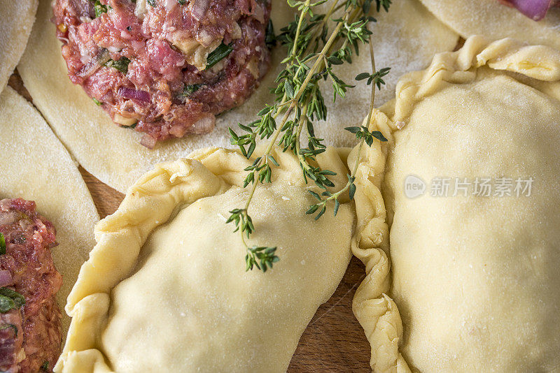 准备自制牛肉肉馅卷饼