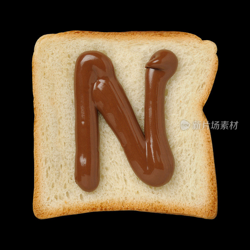 巧克力字母N在锡箔面包片，黑色背景