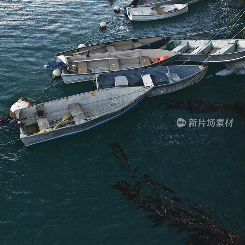 小船系在码头上