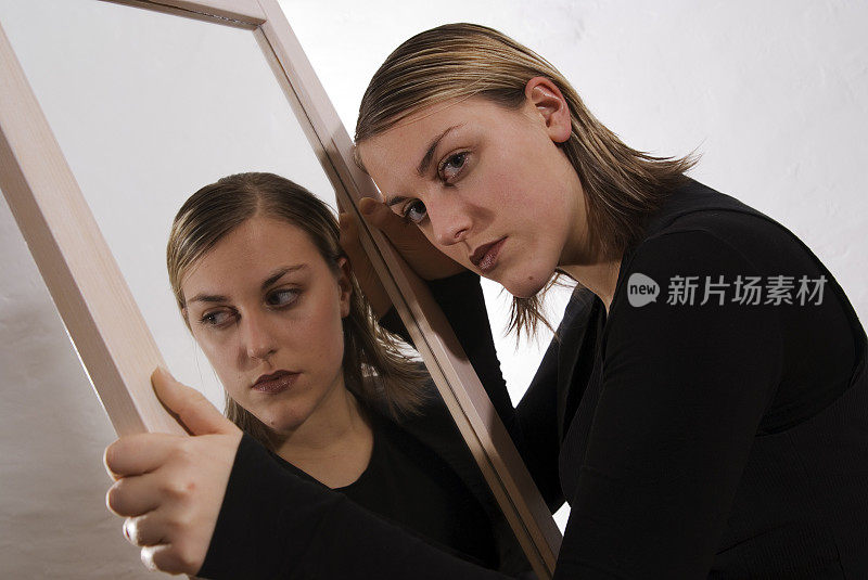 年轻女子在镜子前