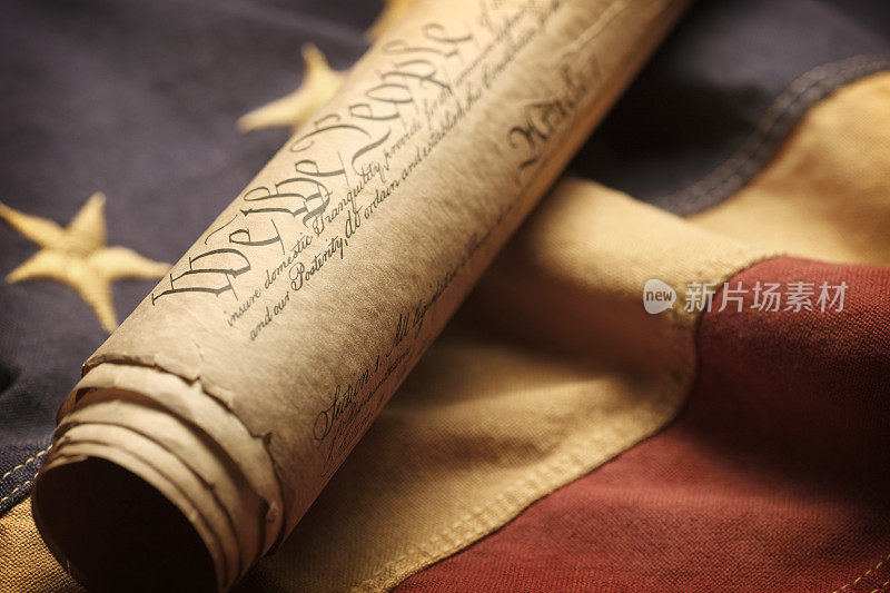 美国宪法坐落在一面古老的美国国旗上