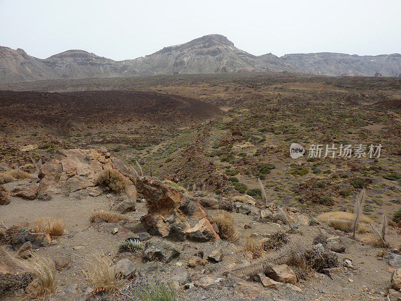 一个古老的破火山口火山景观在水平视图