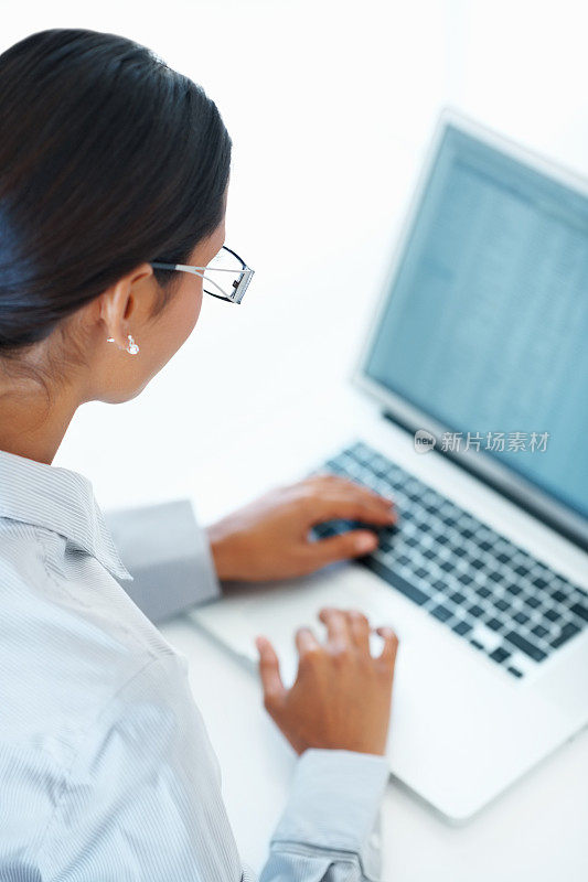 混血商务女性在工作中使用笔记本电脑