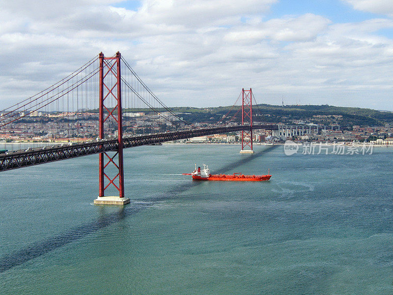 悬索桥4月25日在里斯本(葡萄牙)塔霍斯河