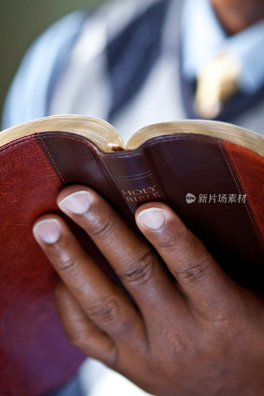 非裔美国人在读圣经