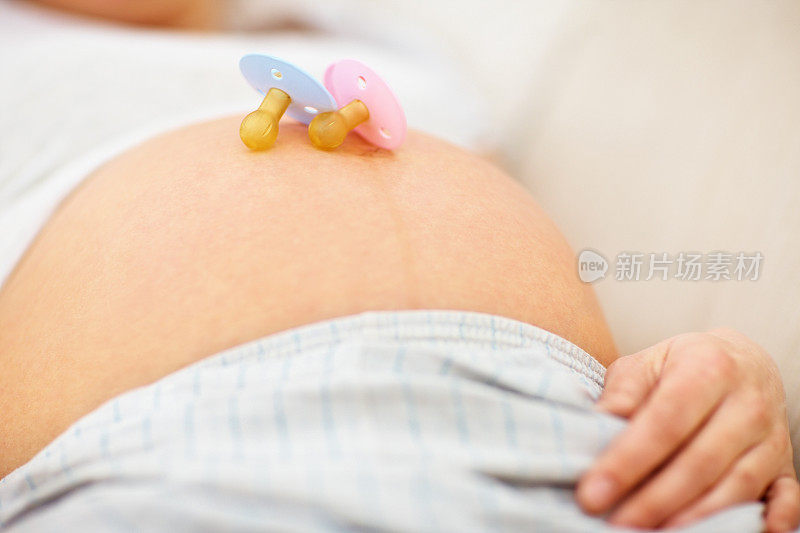 孕妇腹部，奶嘴放在胃部