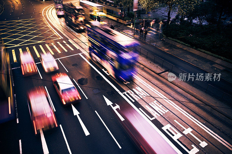 香港城夜深，车灯步道