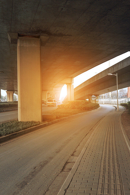 现代城市道路交叉口与交通