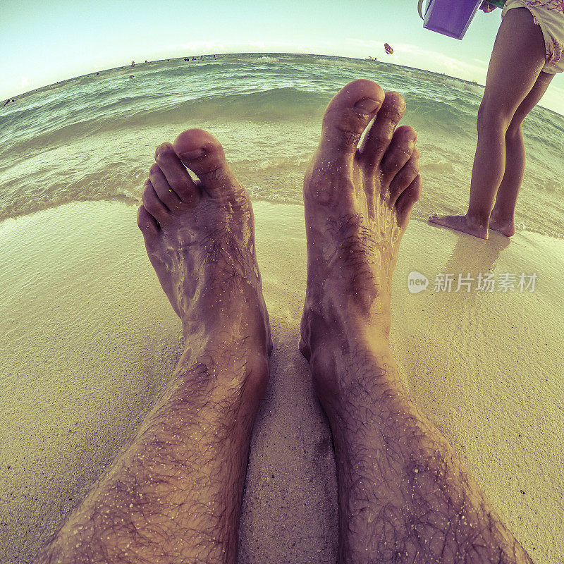 在海滩上快乐的双脚