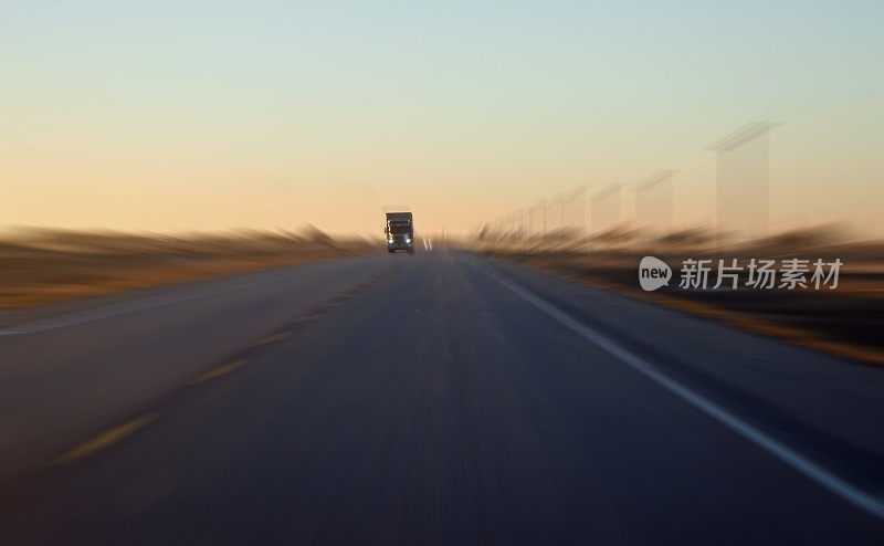 卡车在日落的高速公路上与缩放效果