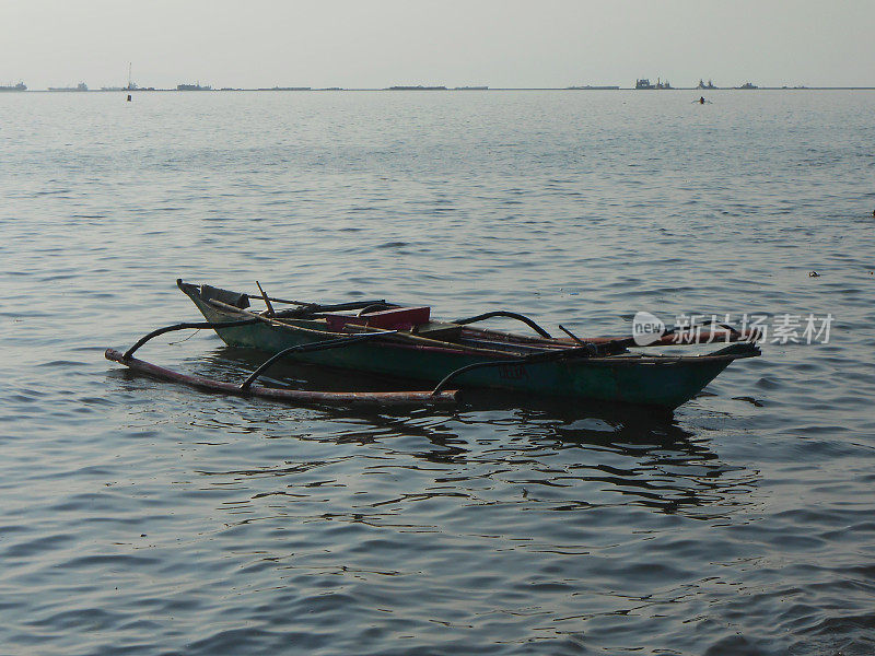 一艘独木舟停泊在印度尼西亚弗洛雷斯的拉班巴霍港