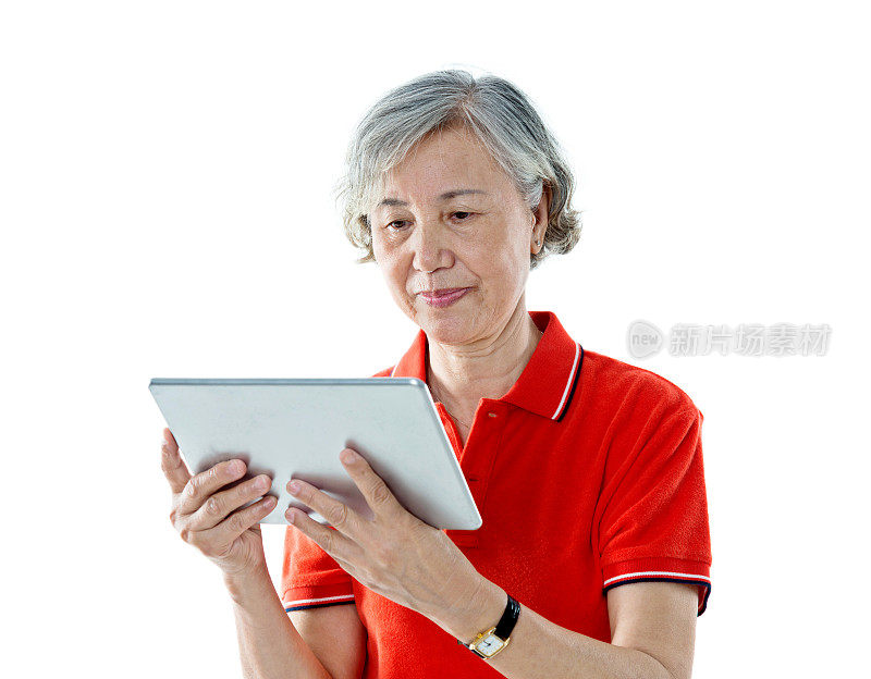 一名亚裔年长女性，手持数码平板电脑，背景为白色