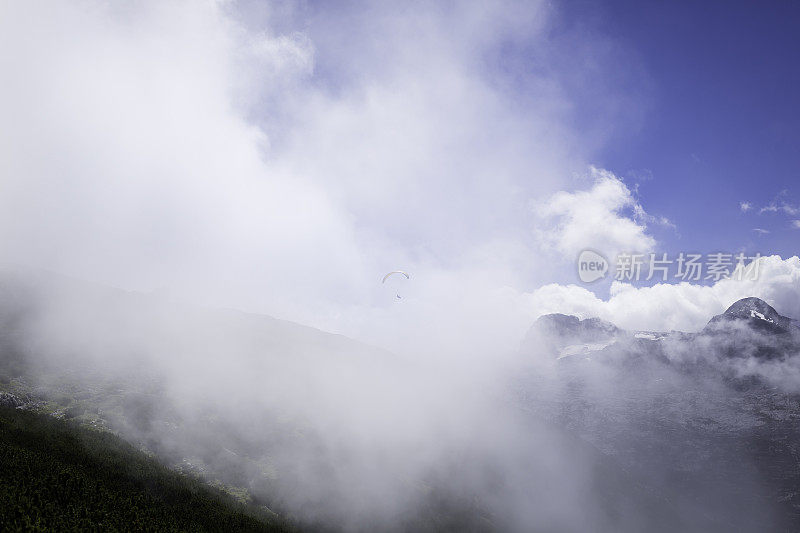 在阿尔卑斯山上空的云层中滑翔