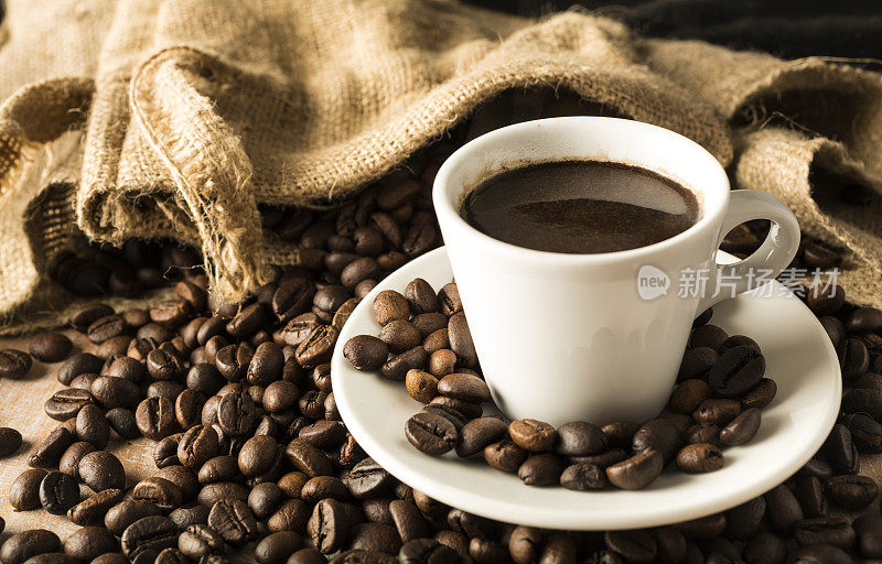 热咖啡加咖啡豆和粗麻袋