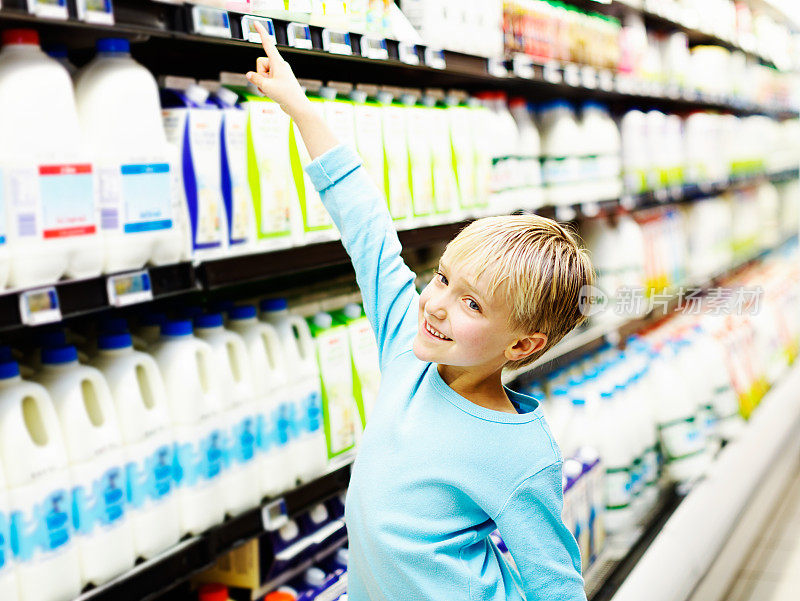 可爱、微笑的小女孩在超市买不到牛奶