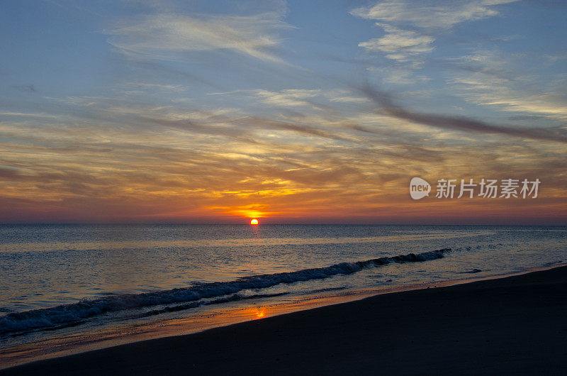 海滩上的太阳落在地平线以下