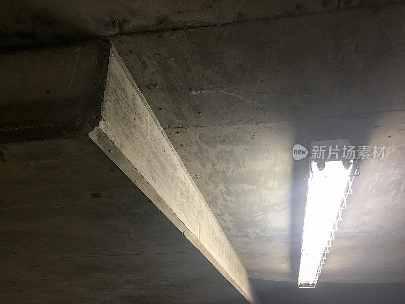 地下停车场的荧光灯天花板