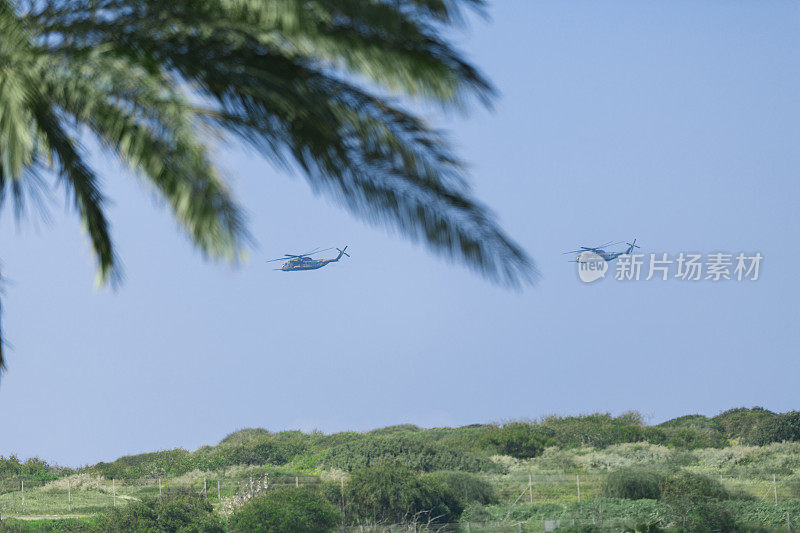 两架直升机在空中