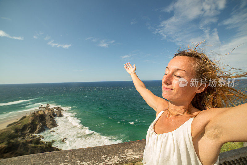 在海边放松的女人