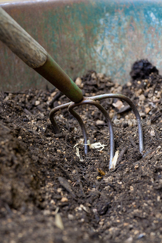 将堆肥混入土壤的花园耙