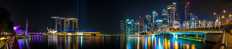 夜晚的新加坡城市天际线
