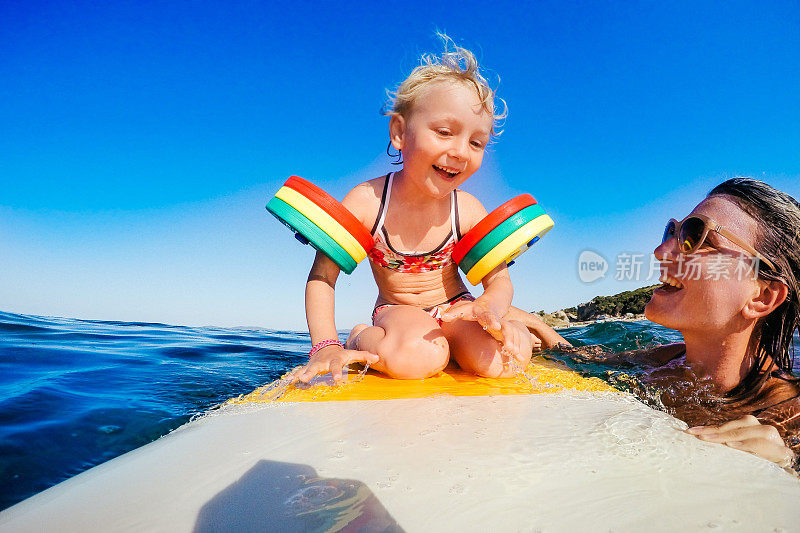冲浪板上的小女孩