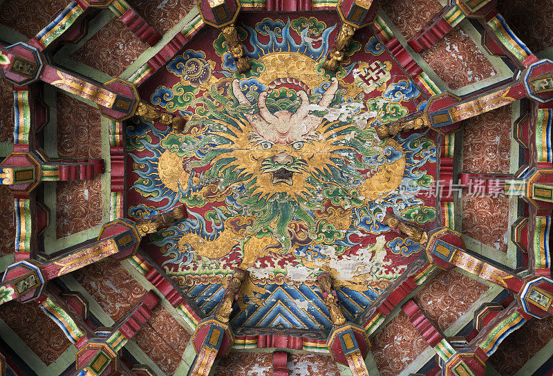 寺庙天花板上画着古老的中国龙