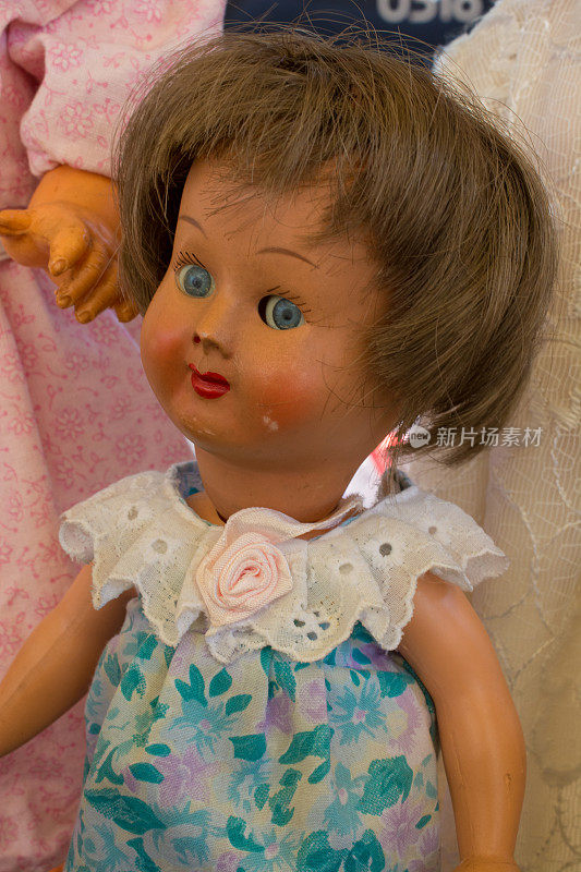 戴假发的古董娃娃