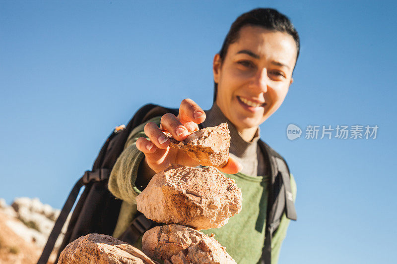 女人在做路标