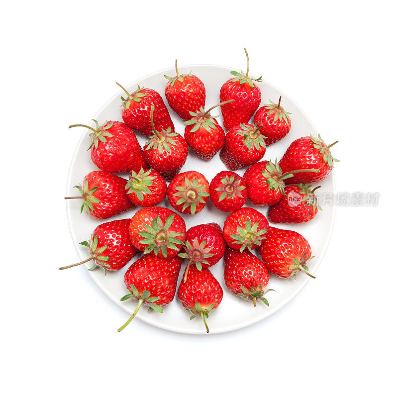 鲜草莓在盘中孤立在白色背景上