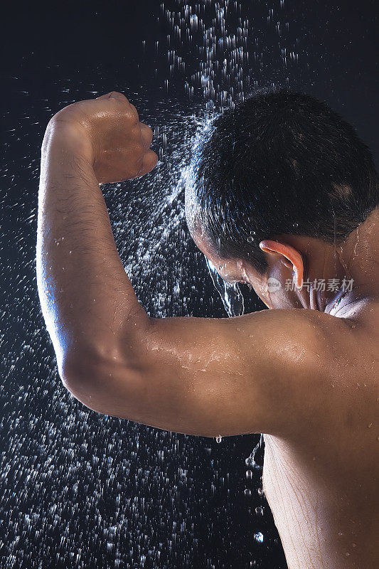 肌肉发达的年轻人正在淋浴