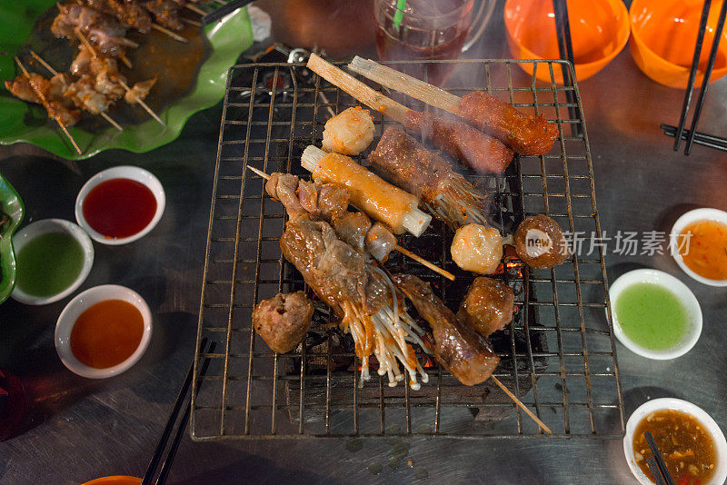 为烧烤派对准备好烧烤食物和酱汁