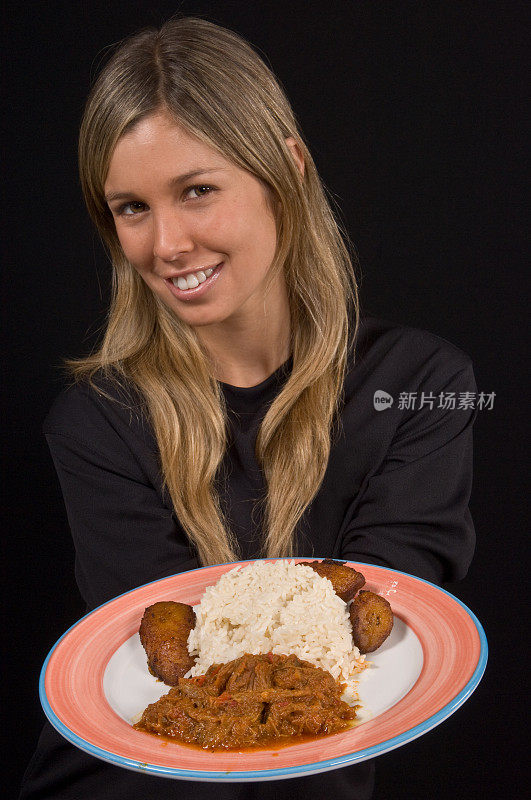 女服务员端上一盘食物