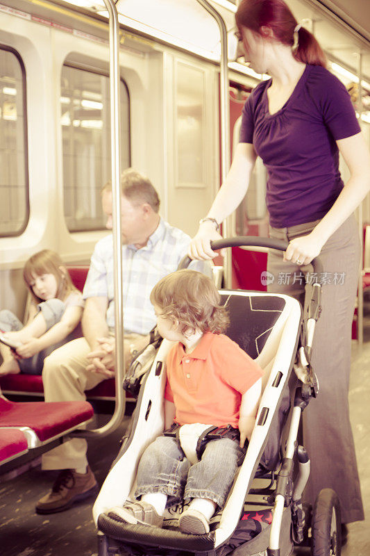 乘坐地铁的家人