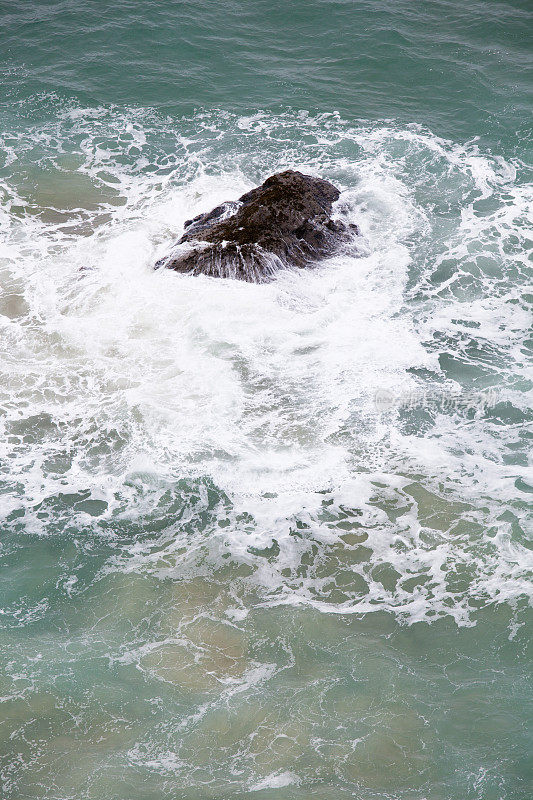 海浪拍打着岩石，汹涌的大海。