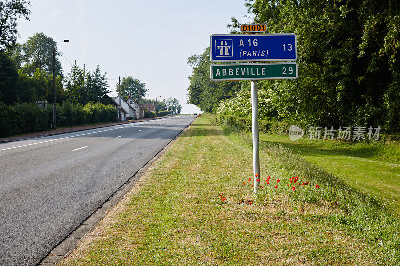 在主干道旁的法国路边路标