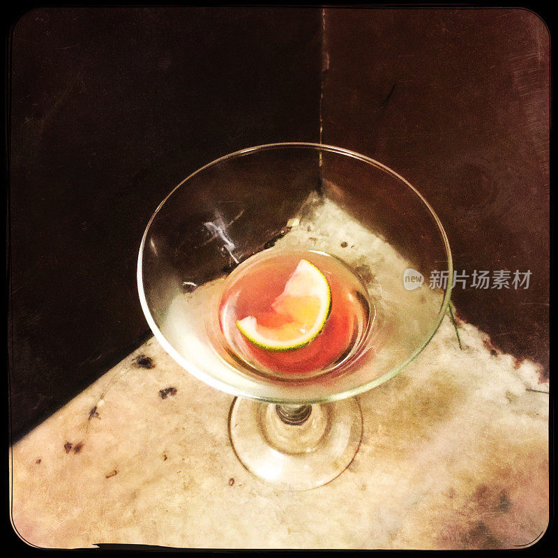 喝马提尼酒杯