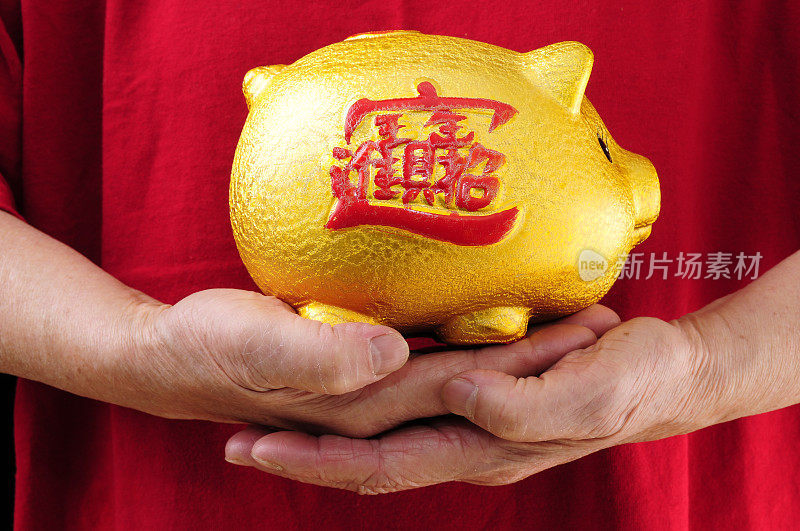 典型的中国商业用手捧储蓄罐